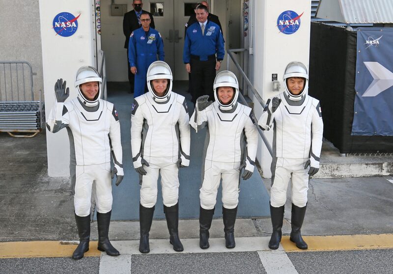 La tripulación de la misión incluye a dos astronautas de la NASA, Anne McClain y Nichole Ayers. La tripulación de la misión incluye a dos astronautas de la NASA, Anne McClain y Nichole Ayers.