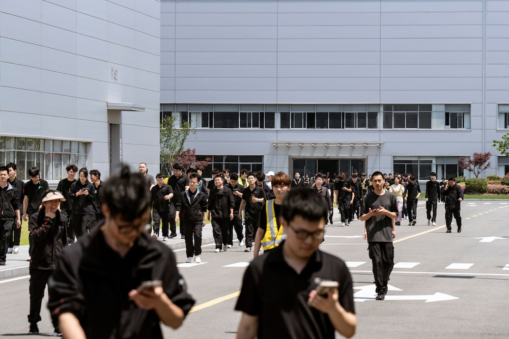 Funcionários durante o horário de almoço na Fábrica Inteligente do Grupo Zeekr, em Ningbo. (Foto: Qilai Shen/Bloomberg) Funcionários durante o horário de almoço na Fábrica Inteligente do Grupo Zeekr, em Ningbo. (Foto: Qilai Shen/Bloomberg)