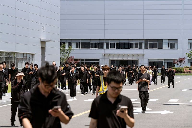 Funcionários durante o horário de almoço na Fábrica Inteligente do Grupo Zeekr, em Ningbo. (Foto: Qilai Shen/Bloomberg) Funcionários durante o horário de almoço na Fábrica Inteligente do Grupo Zeekr, em Ningbo. (Foto: Qilai Shen/Bloomberg)