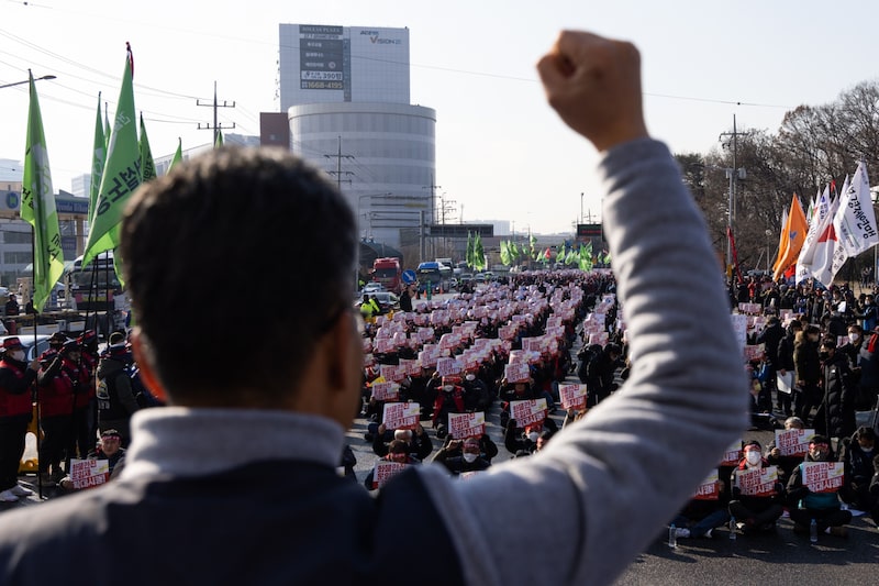 Miembros de la Confederación Coreana de Sindicatos (KCTU) durante una protesta en Uiwang, Corea del Sur, el 6 de diciembre. Miembros de la Confederación Coreana de Sindicatos (KCTU) durante una protesta en Uiwang, Corea del Sur, el 6 de diciembre.