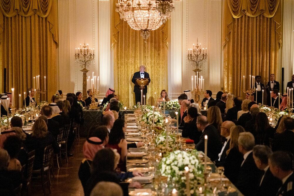 Donald Trump discursa durante o jantar no Salão Leste da Casa Branca na noite de terça (18) (Foto: Anna Rose Layden/Politico/Bloomberg) Donald Trump discursa durante o jantar no Salão Leste da Casa Branca na noite de terça (18) (Foto: Anna Rose Layden/Politico/Bloomberg)