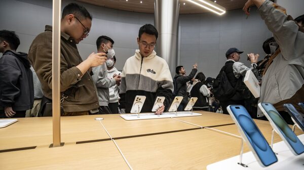 Envíos de iPhone a China cayeron un 33% en febrero, según datos estatales Envíos de iPhone a China cayeron un 33% en febrero, según datos estatales