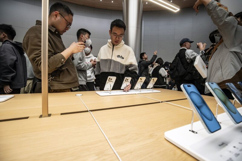 La totalidad del mercado de smartphones de China se contraho casi en un tercio durante el mes de febrero, apuntando a la reticencia de los ciudadanos al gasto en productos discrecionales. Fotógrafo: Qilai Shen/Bloomberg La totalidad del mercado de smartphones de China se contraho casi en un tercio durante el mes de febrero, apuntando a la reticencia de los ciudadanos al gasto en productos discrecionales. Fotógrafo: Qilai Shen/Bloomberg