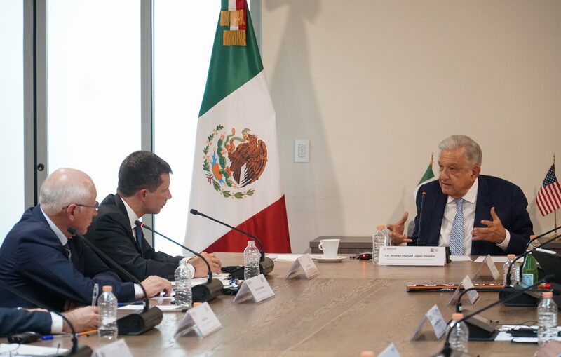 El secretario de Transporte de EE.UU Pete Buttigieg y el presidente de México Andrés Manuel López Obrador, durante la reunión de 7 de junio de 2023. Imagen (Gobierno de México) El secretario de Transporte de EE.UU Pete Buttigieg y el presidente de México Andrés Manuel López Obrador, durante la reunión de 7 de junio de 2023. Imagen (Gobierno de México)