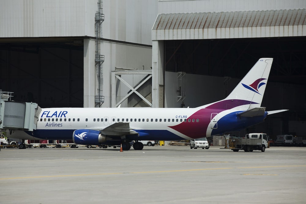 Un avión Boeing Flair Airlines Ltd. 737-490 en la puerta de embarque del Aeropuerto Internacional Pearson de Toronto (YYZ). Un avión Boeing Flair Airlines Ltd. 737-490 en la puerta de embarque del Aeropuerto Internacional Pearson de Toronto (YYZ).