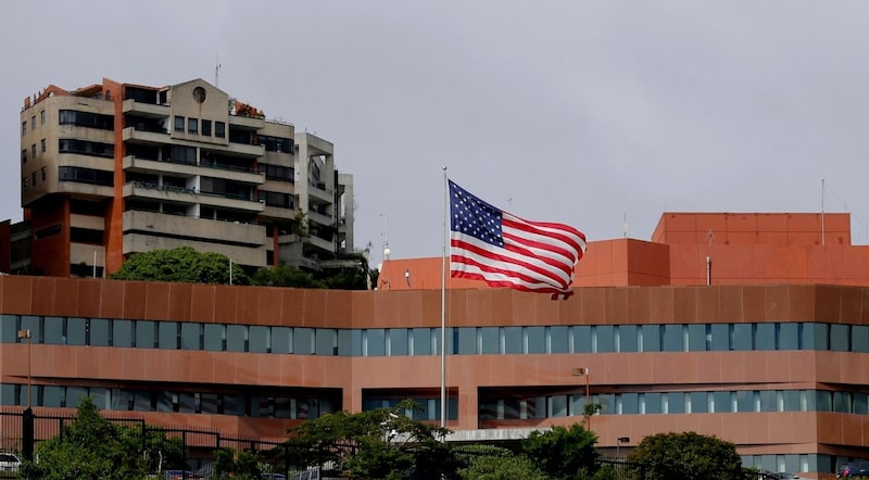 Fachada de la sede de la Embajada de Estados Unidos en Caracas. Fachada de la sede de la Embajada de Estados Unidos en Caracas.