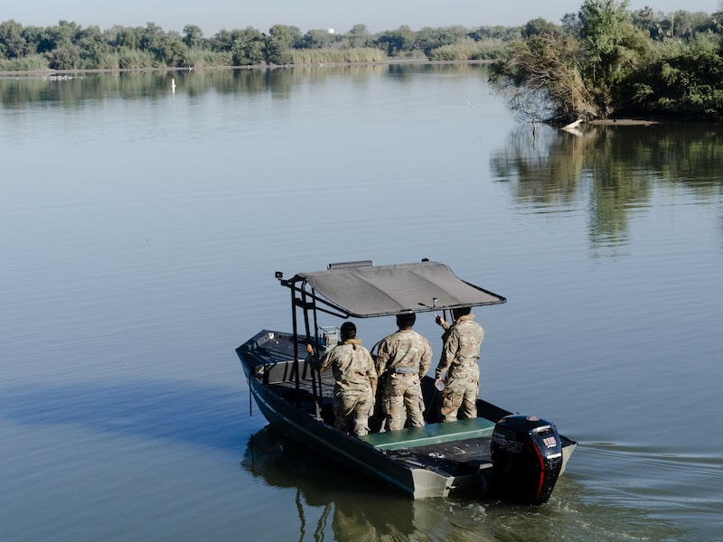 Miembros de la Guardia Nacional de Texas patrullan el Río Grande en Texas. Miembros de la Guardia Nacional de Texas patrullan el Río Grande en Texas.