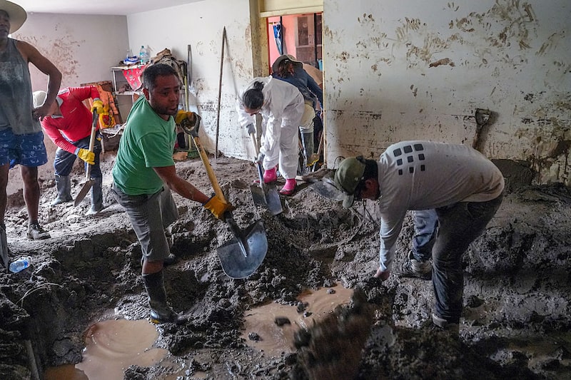 Los locales retiran el barro del interior de una casa tras las fuertes lluvias caídas en la ciudad de Arequipa, al sur de Perú, el 25 de febrero de 2026. Foto de Diego Ramos/AFP vía Getty Images Los locales retiran el barro del interior de una casa tras las fuertes lluvias caídas en la ciudad de Arequipa, al sur de Perú, el 25 de febrero de 2026. Foto de Diego Ramos/AFP vía Getty Images