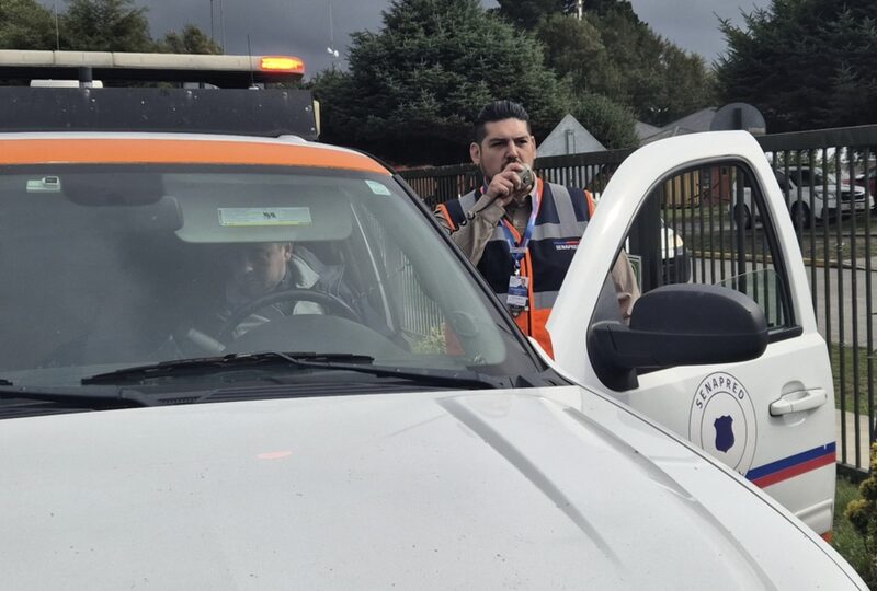 Foto referencial muestra a personal del Senapred. Foto referencial muestra a personal del Senapred.