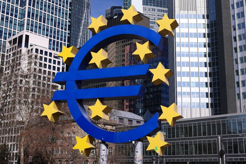 Los prestamistas europeos están teniendo un año arrollador, con el índice Stoxx 600 Banks subiendo un 27% desde principios de año y siendo, con diferencia, el sector con mejores resultados de Europa. Los prestamistas europeos están teniendo un año arrollador, con el índice Stoxx 600 Banks subiendo un 27% desde principios de año y siendo, con diferencia, el sector con mejores resultados de Europa.
