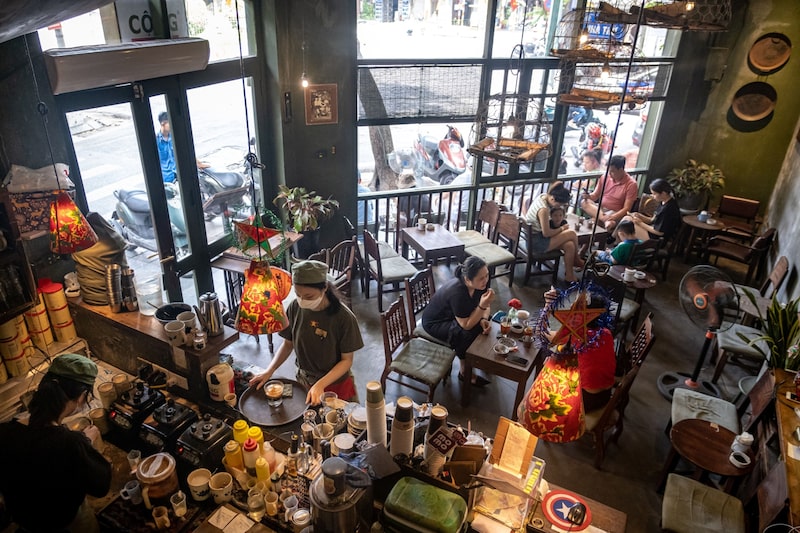 Café em Hanoi, capital do Vietnã: país produtor experimenta uma onda de aumento do consumo pela população local (Foto: Bloomberg) Café em Hanoi, capital do Vietnã: país produtor experimenta uma onda de aumento do consumo pela população local (Foto: Bloomberg)