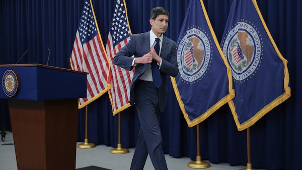 Kevin Warsh ganha confiança do público ao resistir à pressão de Trump no Fed Kevin Warsh ganha confiança do público ao resistir à pressão de Trump no Fed