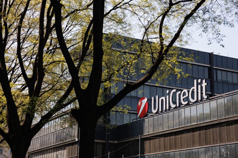 UniCredit prevé ahora un beneficio anual superior a los 9.300 millones de euros y unos ingresos de unos 23.500 millones de euros. UniCredit prevé ahora un beneficio anual superior a los 9.300 millones de euros y unos ingresos de unos 23.500 millones de euros.