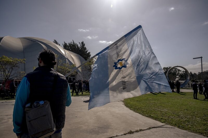 An attendees holds a flag during a Union por la Patria campaign rally with Argentine presidential candidate Sergio Massa in Buenos Aires, Argentina
Un asistente sostiene una bandera durante un acto de campaña de Unión por la Patria con el candidato presidencial argentino Sergio Massa en Buenos Aires, Argentina. An attendees holds a flag during a Union por la Patria campaign rally with Argentine presidential candidate Sergio Massa in Buenos Aires, Argentina
Un asistente sostiene una bandera durante un acto de campaña de Unión por la Patria con el candidato presidencial argentino Sergio Massa en Buenos Aires, Argentina.