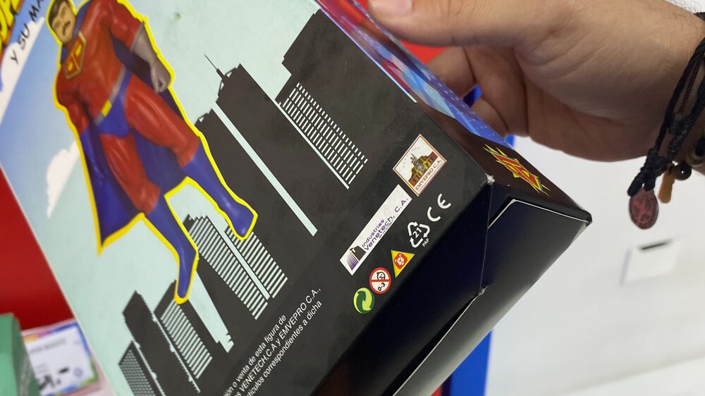 Las cajas de envoltura hacen referencia a la activación de Emvepro C.A., cuya tienda principal en Caracas fue reinaugurada en agosto. Foto: Raylí Luján. Las cajas de envoltura hacen referencia a la activación de Emvepro C.A., cuya tienda principal en Caracas fue reinaugurada en agosto. Foto: Raylí Luján.