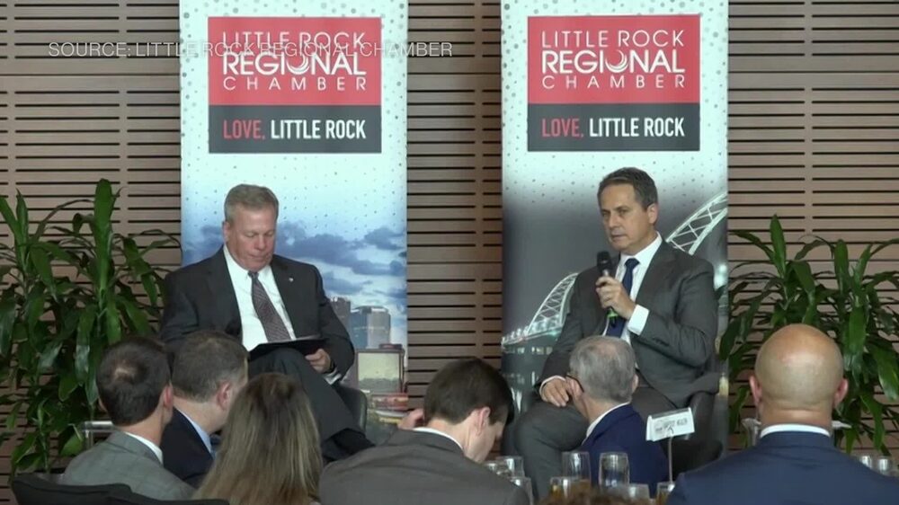 El presidente del Banco de la Reserva Federal de San Luis, Alberto Musalem, afirma que la política monetaria es restrictiva, pero no en exceso. Habla durante una conversación moderada en un evento organizado por la Cámara Regional de Little Rock en Arkansas. El presidente del Banco de la Reserva Federal de San Luis, Alberto Musalem, afirma que la política monetaria es restrictiva, pero no en exceso. Habla durante una conversación moderada en un evento organizado por la Cámara Regional de Little Rock en Arkansas.