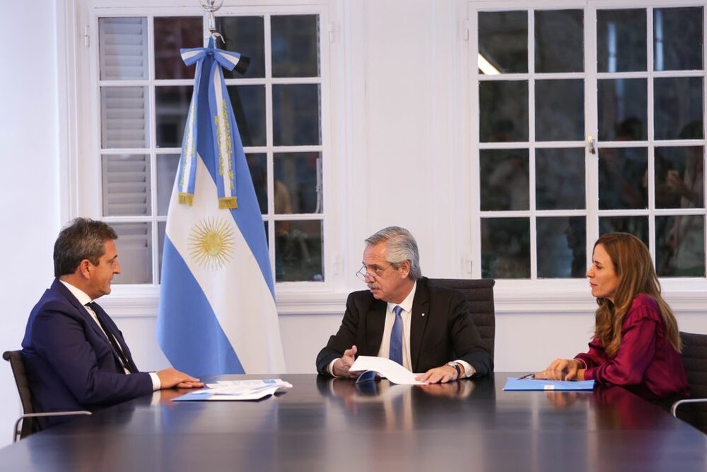Se reunieron en la quinta presidencial de Olivos el presidente de la Nación, Alberto Fernández, junto a los ministros Sergio Massa (Economía) y Victoria Tolosa Paz (Desarrollo Social). Fuente: Presidencia Se reunieron en la quinta presidencial de Olivos el presidente de la Nación, Alberto Fernández, junto a los ministros Sergio Massa (Economía) y Victoria Tolosa Paz (Desarrollo Social). Fuente: Presidencia