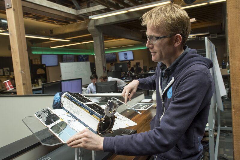 Companhia fornece dados, inteligência e software para mais de 600 clientes em diferentes setores, incluindo agricultura, produtos florestais e agências governamentais Companhia fornece dados, inteligência e software para mais de 600 clientes em diferentes setores, incluindo agricultura, produtos florestais e agências governamentais