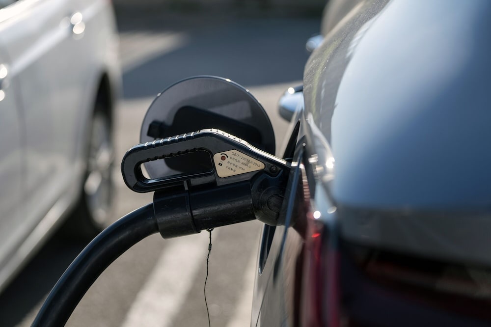 Un vehículo eléctrico de BYD Co. cargando fuera de uno de los concesionarios de la compañía en Beijing, China, el martes 27 de agosto de 2024. Un vehículo eléctrico de BYD Co. cargando fuera de uno de los concesionarios de la compañía en Beijing, China, el martes 27 de agosto de 2024.