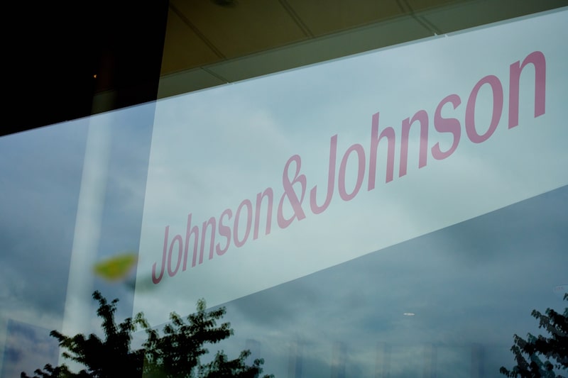 La máxima calificación de J&J está en peligro por acuerdo para adquirir Intra-Cellular. La máxima calificación de J&J está en peligro por acuerdo para adquirir Intra-Cellular.