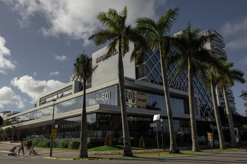 La oficina de EQIs ocupa una planta entera en un centro comercial de Balneario Camboriu, Brasil. La oficina de EQIs ocupa una planta entera en un centro comercial de Balneario Camboriu, Brasil.