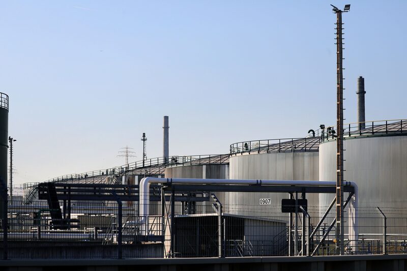 Tanques de almacenamiento en las instalaciones de productos petrolíferos de Evos Hamburg GmbH en el Puerto de Hamburgo en Hamburgo, Alemania, el miércoles 24 de agosto de 2022. Tanques de almacenamiento en las instalaciones de productos petrolíferos de Evos Hamburg GmbH en el Puerto de Hamburgo en Hamburgo, Alemania, el miércoles 24 de agosto de 2022.