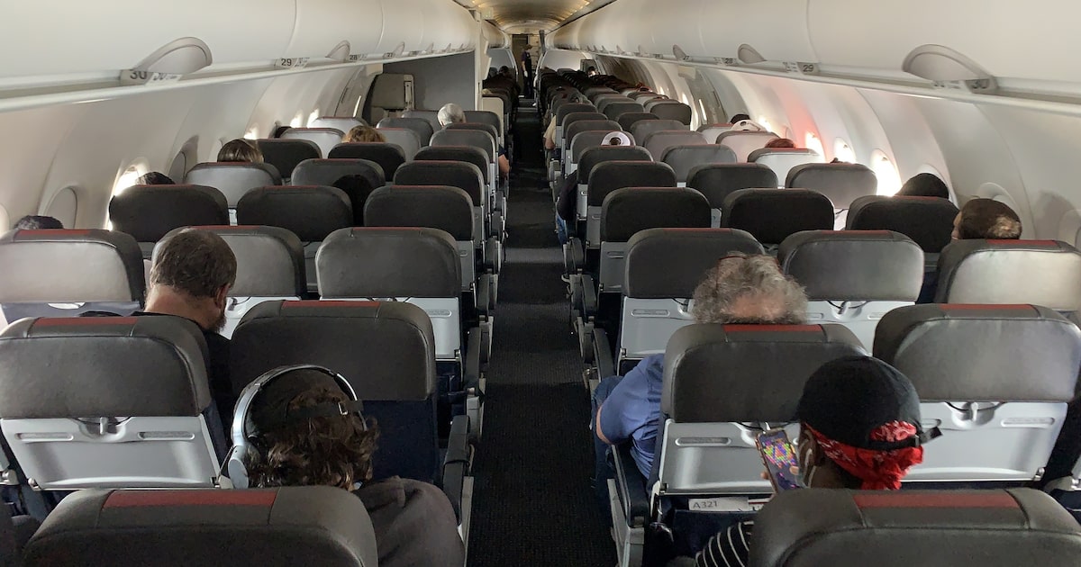 Photo: bloomberglinea.com Pasajeros a bordo de un vuelo de American Airlines. Fotógrafo: Chris Graythen/Getty Images