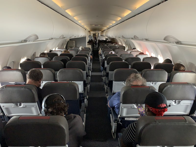 Pasajeros a bordo de un vuelo de American Airlines. Fotógrafo: Chris Graythen/Getty Images. Pasajeros a bordo de un vuelo de American Airlines. Fotógrafo: Chris Graythen/Getty Images.