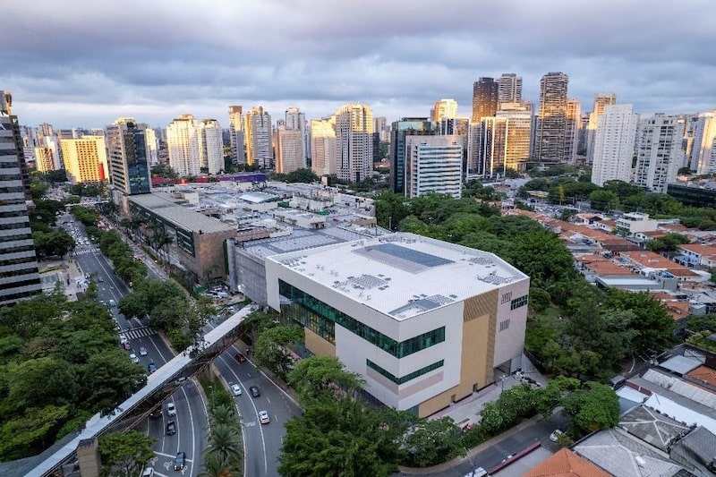 A sexta expansão do MorumbiShopping, inaugurada nesta quarta-feira (18), adiciona 13 mil metros quadrados de área locável, um rooftop gastronômico e a primeira loja da Bershka no Brasil. O Goldman Sachs classifica o empreendimento como um dos únicos ativos "AAA" do setor no país — patamar que Brasília, próximo destino da Multiplan, ainda busca alcançar. A sexta expansão do MorumbiShopping, inaugurada nesta quarta-feira (18), adiciona 13 mil metros quadrados de área locável, um rooftop gastronômico e a primeira loja da Bershka no Brasil. O Goldman Sachs classifica o empreendimento como um dos únicos ativos "AAA" do setor no país — patamar que Brasília, próximo destino da Multiplan, ainda busca alcançar.
