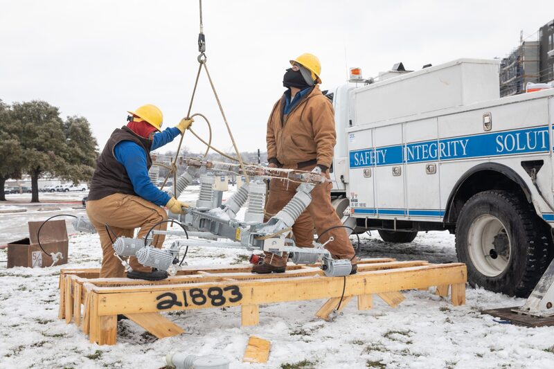 Trabajadores reparan una línea eléctrica después de los apagones que sumieron a millones de personas en la oscuridad durante días en febrero. Fotógrafo: Thomas Ryan Allison/Bloomberg Trabajadores reparan una línea eléctrica después de los apagones que sumieron a millones de personas en la oscuridad durante días en febrero. Fotógrafo: Thomas Ryan Allison/Bloomberg