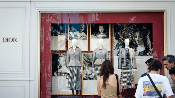 Ventas de bolsos de lujo y vinos y licores impulsan ganancias de LVMH Ventas de bolsos de lujo y vinos y licores impulsan ganancias de LVMH