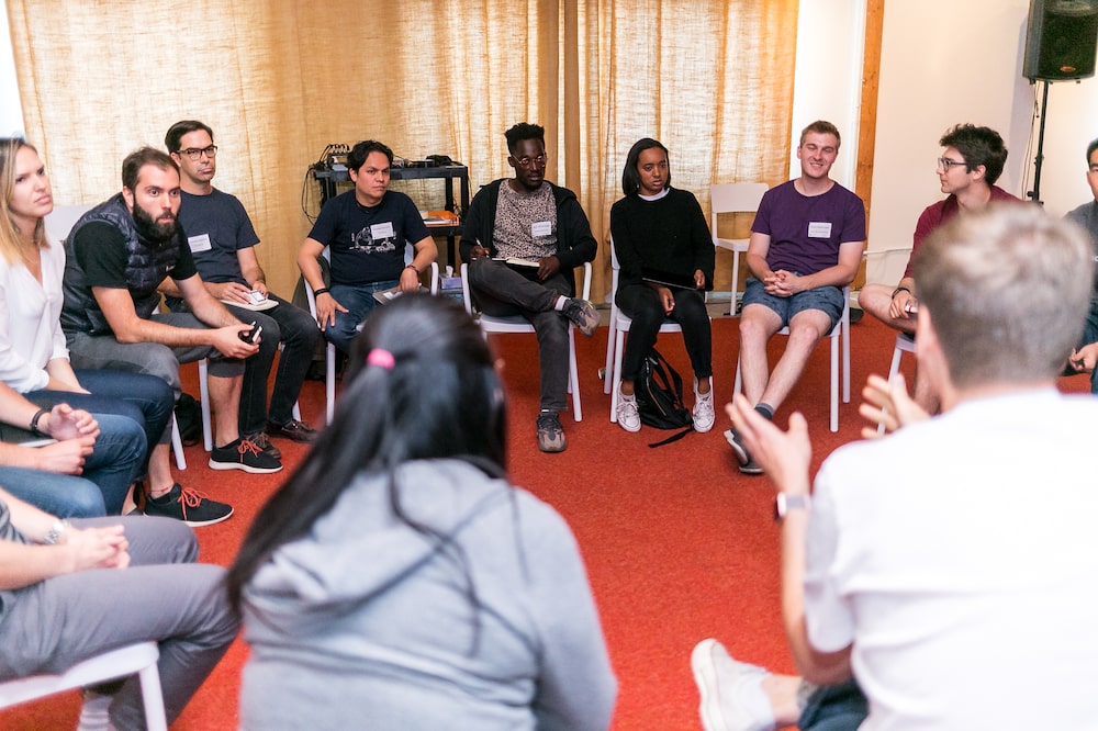 Los líderes de las startups atienden a una reunión en la aceleradora Y Combinator Los líderes de las startups atienden a una reunión en la aceleradora Y Combinator