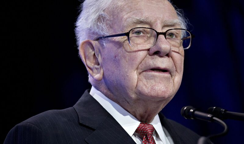 El hombre de 94 años estableció la inversión de Berkshire en Bank of America con una operación de US$5.000 millones en 2011 por acciones preferentes y warrants. El hombre de 94 años estableció la inversión de Berkshire en Bank of America con una operación de US$5.000 millones en 2011 por acciones preferentes y warrants.