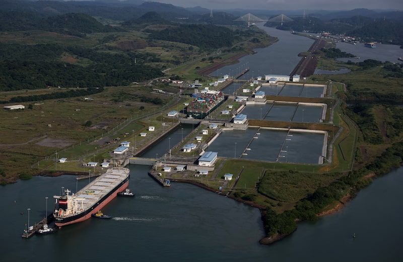 Las esclusas de Miraflores en el Canal de Panamá. Las esclusas de Miraflores en el Canal de Panamá.