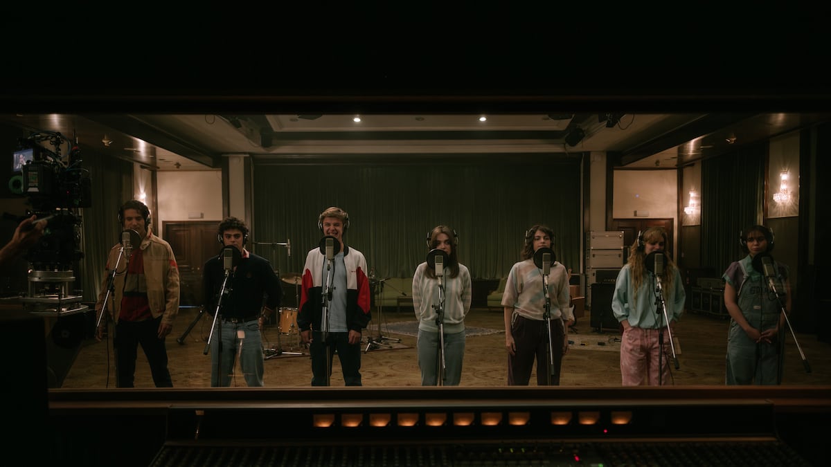 De izquierda a derecha el elenco de la serie de Timbiriche. Sebastián Poza , Iker Sánchez, Luis de la Rosa, Macarena García, Sol Wainer, Michelle Pellicer y Jesusa Ochoa. Fotografía: Cortesía Vix.
