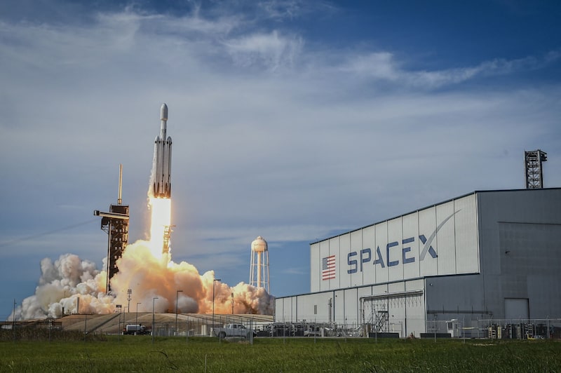 Un cohete Falcon Heavy de SpaceX despega desde el Centro Espacial Kennedy, en Florida. Fotógrafo: Miguel J. Rodríguez Carrillo/AFP/Getty Images Un cohete Falcon Heavy de SpaceX despega desde el Centro Espacial Kennedy, en Florida. Fotógrafo: Miguel J. Rodríguez Carrillo/AFP/Getty Images