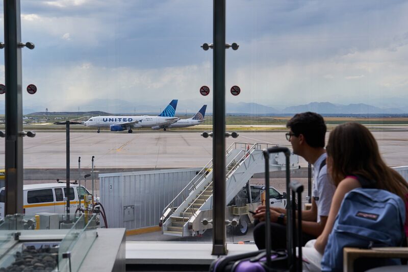 Las aerolíneas de todo el mundo recaudaron aproximadamente US$33,3 mil millones en tarifas por equipaje el año pasado Las aerolíneas de todo el mundo recaudaron aproximadamente US$33,3 mil millones en tarifas por equipaje el año pasado