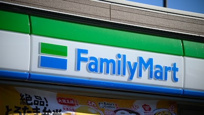 ¿Qué hacía Lady Gaga limpiando el piso y manejando la caja en una tienda de FamilyMart en Japón? ¿Qué hacía Lady Gaga limpiando el piso y manejando la caja en una tienda de FamilyMart en Japón?