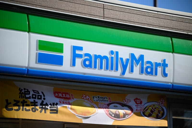Lady Gaga trapea los pisos de FamilyMart para combatir la escasez de mano de obra en Japón Lady Gaga trapea los pisos de FamilyMart para combatir la escasez de mano de obra en Japón