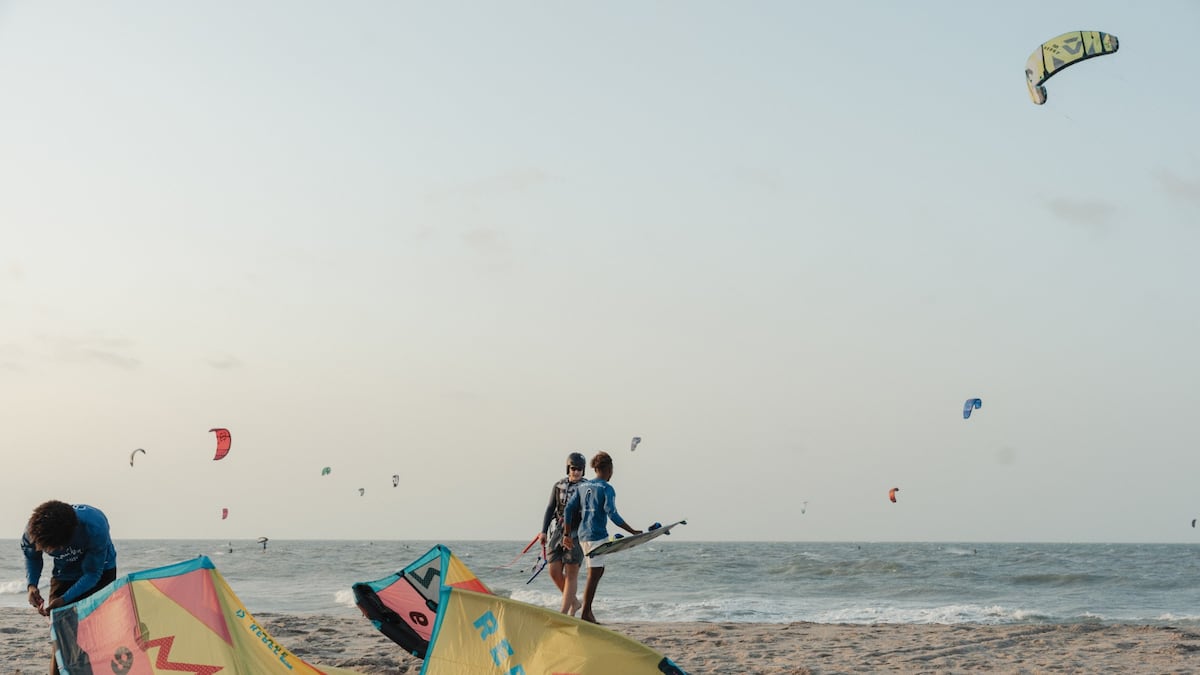 Kitesurfe na região do litoral de Jericoacoara, como a Praia do Preá, no Ceará, atrai estrangeiros como franceses devido à velocidade constante dos ventos no segundo semestre