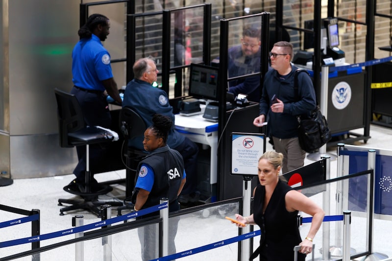 Agentes de la TSA ayudan a los viajeros en el Aeropuerto Intercontinental George Bush de Houston. Fotógrafo: Mark Felix/Bloomberg. Agentes de la TSA ayudan a los viajeros en el Aeropuerto Intercontinental George Bush de Houston. Fotógrafo: Mark Felix/Bloomberg.