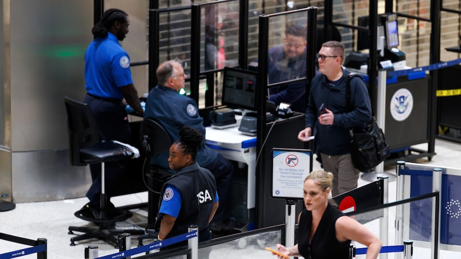Trump firma orden para pagar a agentes de la TSA y aliviar problemas en aeropuertos Trump firma orden para pagar a agentes de la TSA y aliviar problemas en aeropuertos