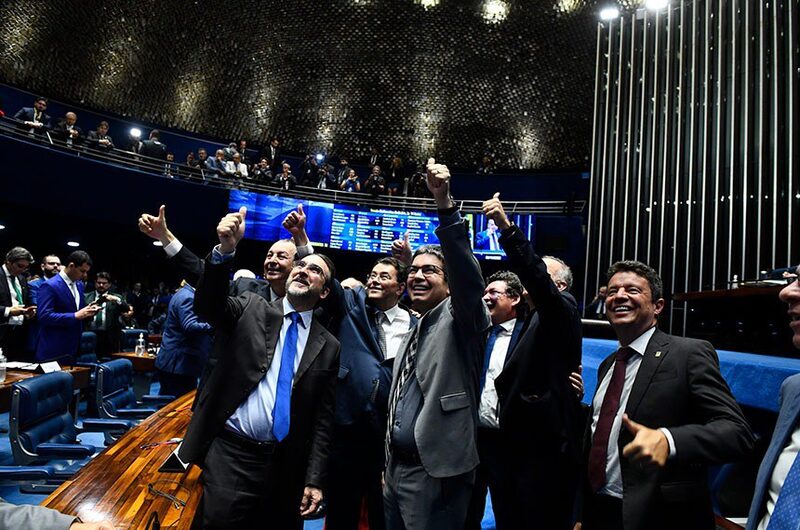 Senadores Omar Aziz, Eduardo Braga e Randolfe Rodrigues celebraram a aprovação junto com o secretário extraordinário da reforma tributária do Ministério da Fazenda, Bernard Appy Senadores Omar Aziz, Eduardo Braga e Randolfe Rodrigues celebraram a aprovação junto com o secretário extraordinário da reforma tributária do Ministério da Fazenda, Bernard Appy