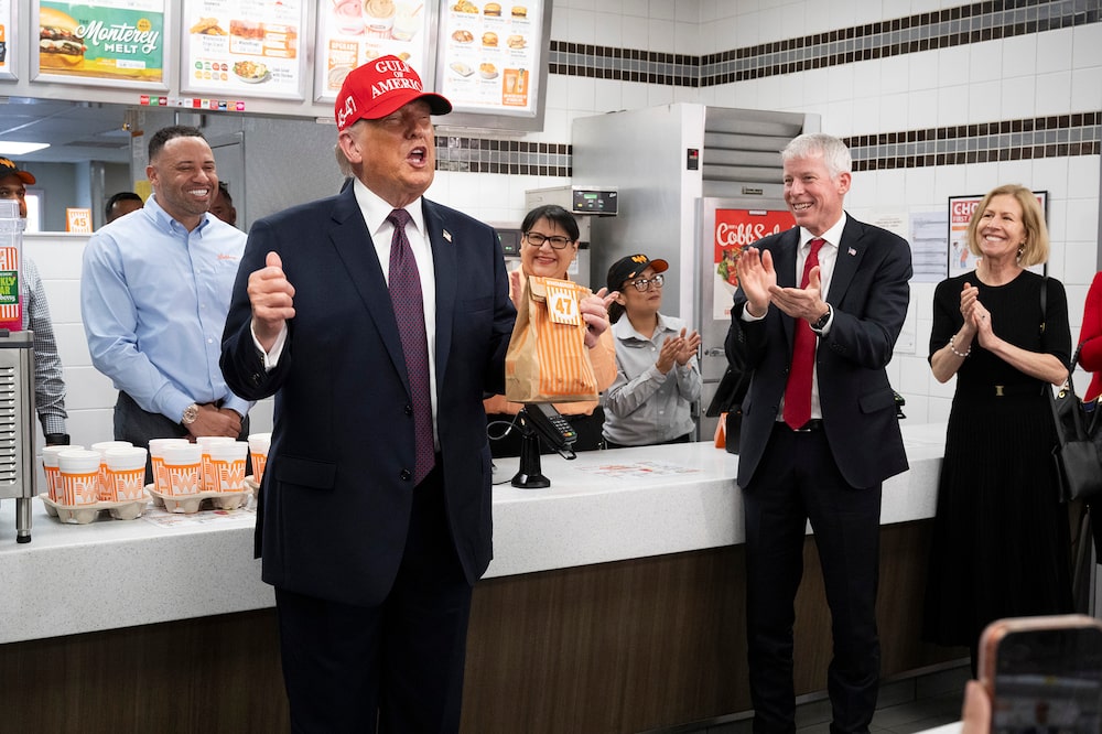 El presidente de los Estados Unidos, Donald Trump, muestra un pedido con el número 47 en una orden para llevar después de saludar a los clientes en un restaurante de hamburguesas de comida rápida el 27 de febrero de 2026 en Corpus Christi, Texas. El presidente de los Estados Unidos, Donald Trump, muestra un pedido con el número 47 en una orden para llevar después de saludar a los clientes en un restaurante de hamburguesas de comida rápida el 27 de febrero de 2026 en Corpus Christi, Texas.