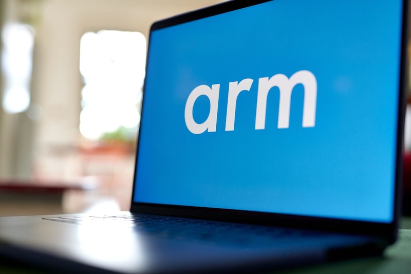 El logotipo de Arm en un ordenador portátil dispuesto en Nueva York, EE.UU. El logotipo de Arm en un ordenador portátil dispuesto en Nueva York, EE.UU.