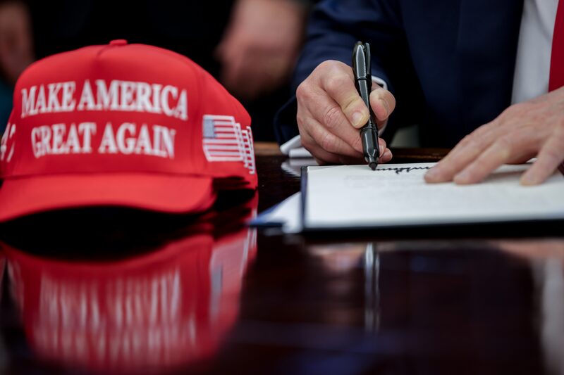 Donald Trump assina uma ordem executiva na Casa Branca ao lado do seu célebre boné escrito 'Make America Great Again' (Foto: Samuel Corum/Sipa/Bloomberg) Donald Trump assina uma ordem executiva na Casa Branca ao lado do seu célebre boné escrito 'Make America Great Again' (Foto: Samuel Corum/Sipa/Bloomberg)