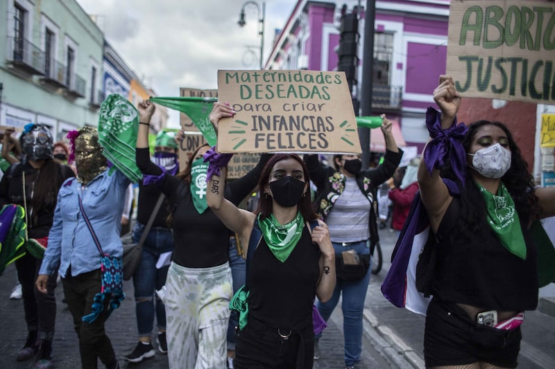 Manifestantes marchan en una calle durante un mitin por la despenalización del aborto en Puebla, México, el martes 28 de septiembre de 2021. Fotógrafo: Koral Carballo / Bloomberg Manifestantes marchan en una calle durante un mitin por la despenalización del aborto en Puebla, México, el martes 28 de septiembre de 2021. Fotógrafo: Koral Carballo / Bloomberg