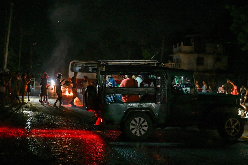 residentes bloquean el tráfico en un barrio de San Miguel del Padrón, en La Habana, el 24 de julio. Foto: Adalberto Roque/AFP/Getty Images residentes bloquean el tráfico en un barrio de San Miguel del Padrón, en La Habana, el 24 de julio. Foto: Adalberto Roque/AFP/Getty Images
