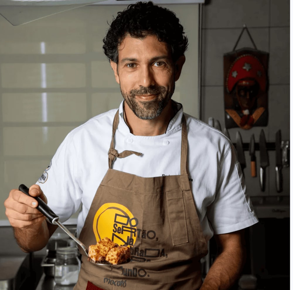 O chef Rodrigo Oliveira, do Mocotó, com sua criação que se tornou popular no Brasil e em outros países, o dadinho de tapioca (Foto: Divulgação) O chef Rodrigo Oliveira, do Mocotó, com sua criação que se tornou popular no Brasil e em outros países, o dadinho de tapioca (Foto: Divulgação)
