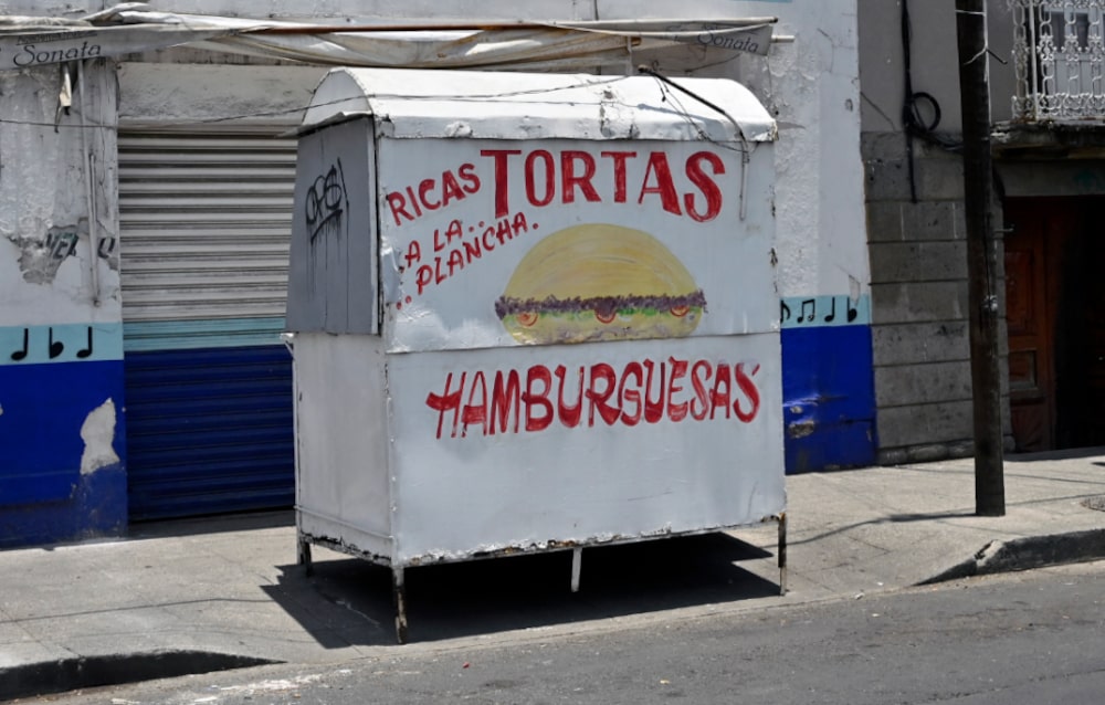 Un puesto de comida con arte pintado a mano en la colonia Miguel Hidalgo de Ciudad de México.Fotógrafo: Alfredo Estrella/AFP/Getty Images Un puesto de comida con arte pintado a mano en la colonia Miguel Hidalgo de Ciudad de México.Fotógrafo: Alfredo Estrella/AFP/Getty Images